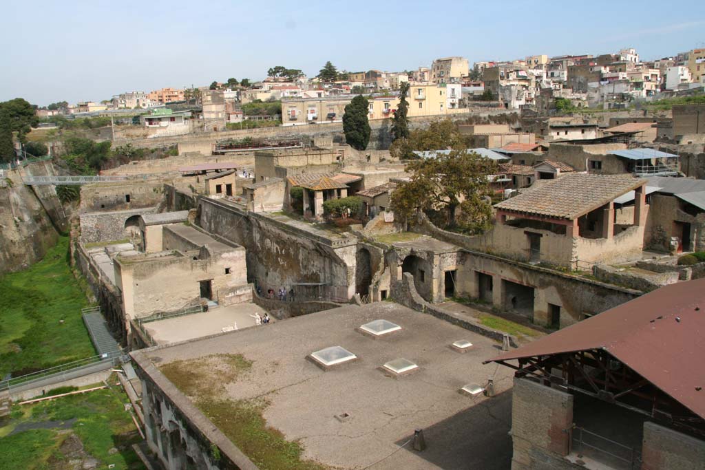 Ins. Orientalis I, 1a, Herculaneum, April 2013. Looking north-west from access road.
On the right, level with the roof of the Suburban Baths, are the lower floor rooms which would have opened south onto a vaulted corridor.
The upper floor rooms now belong to the south end of the House of the Gem.
Photo courtesy of Klaus Heese.